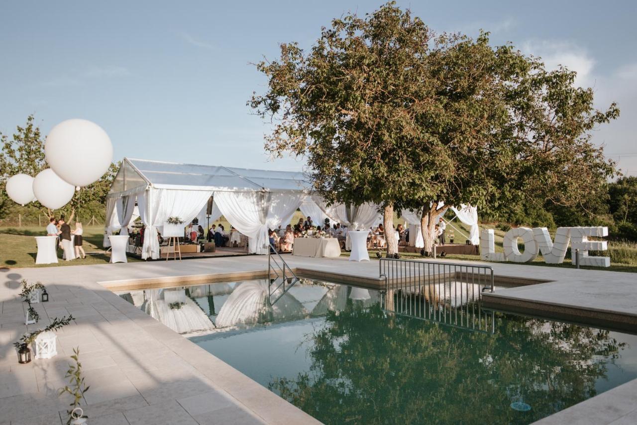 Villa Poropati, Groznjan, Istria - Luxury Countryside Estate For Up To 19 Persons - Large Pool Of 80M2 With Kids Section Extérieur photo