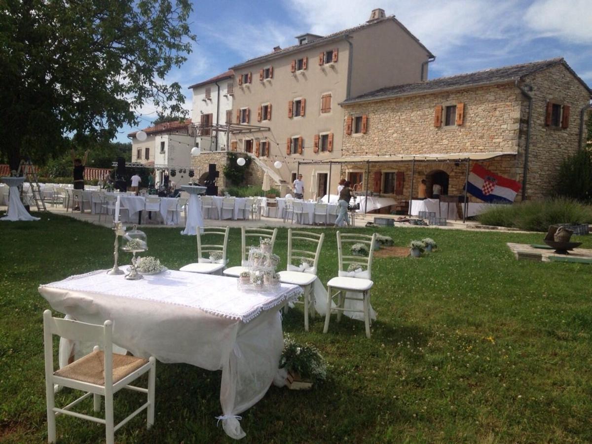 Villa Poropati, Groznjan, Istria - Luxury Countryside Estate For Up To 19 Persons - Large Pool Of 80M2 With Kids Section Extérieur photo