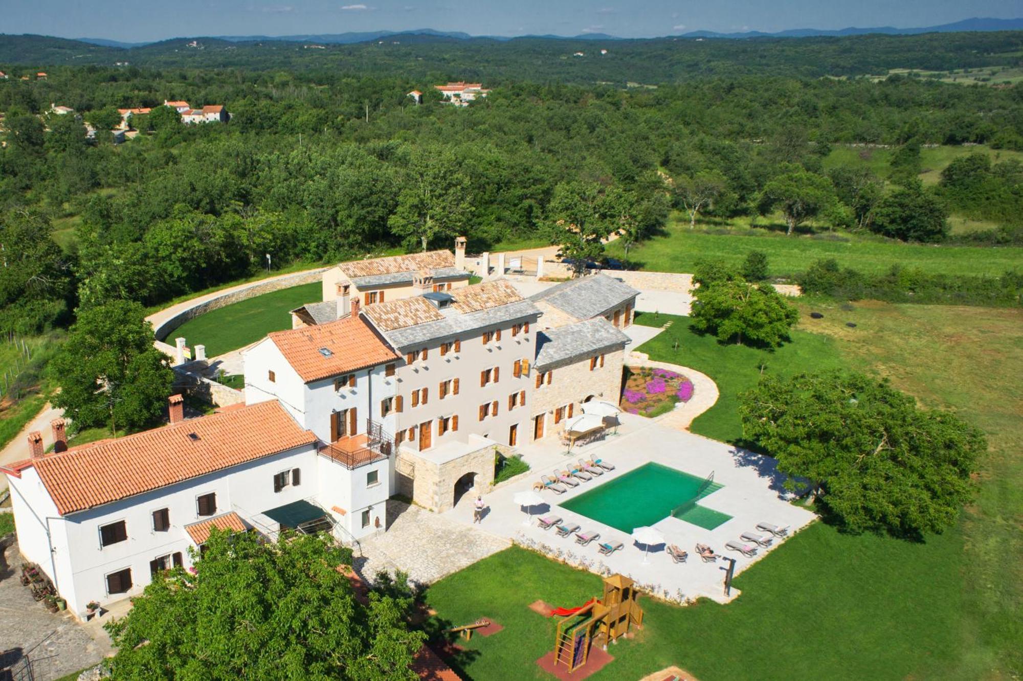 Villa Poropati, Groznjan, Istria - Luxury Countryside Estate For Up To 19 Persons - Large Pool Of 80M2 With Kids Section Extérieur photo