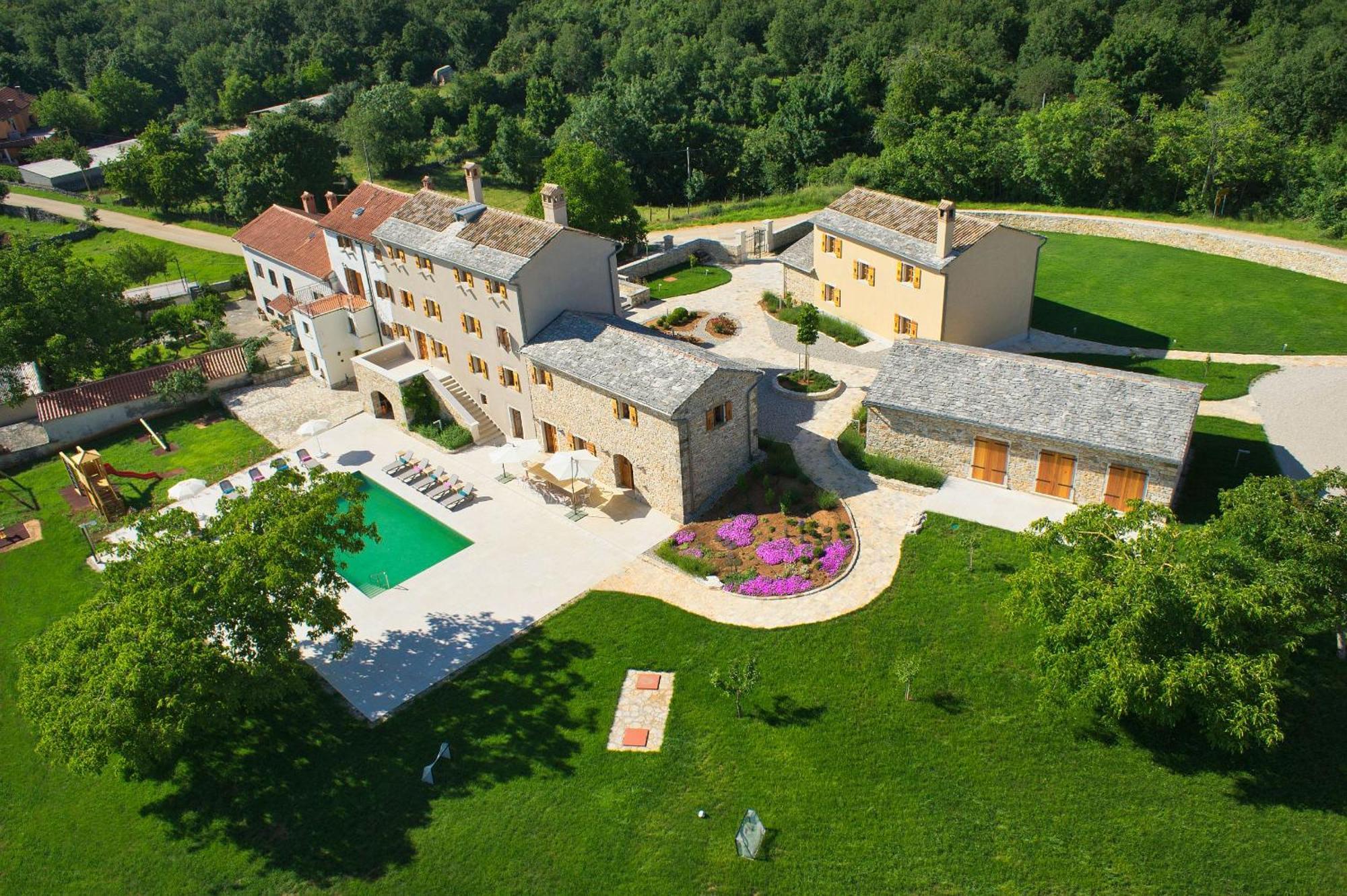 Villa Poropati, Groznjan, Istria - Luxury Countryside Estate For Up To 19 Persons - Large Pool Of 80M2 With Kids Section Extérieur photo