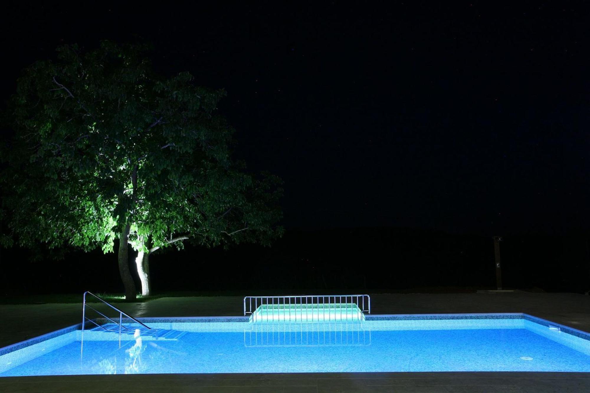 Villa Poropati, Groznjan, Istria - Luxury Countryside Estate For Up To 19 Persons - Large Pool Of 80M2 With Kids Section Extérieur photo