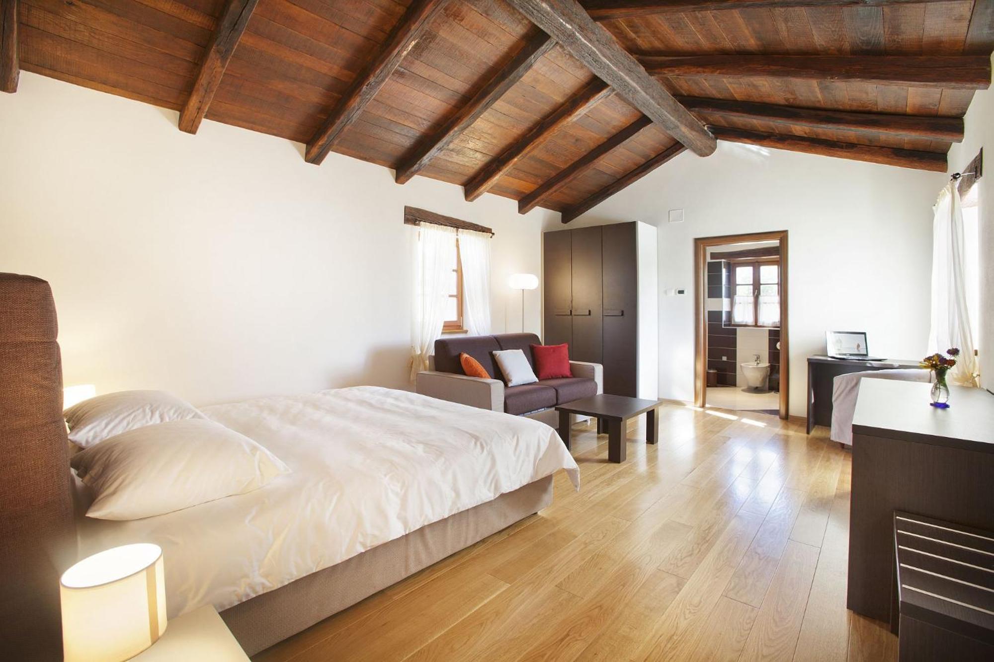 Villa Poropati, Groznjan, Istria - Luxury Countryside Estate For Up To 19 Persons - Large Pool Of 80M2 With Kids Section Extérieur photo