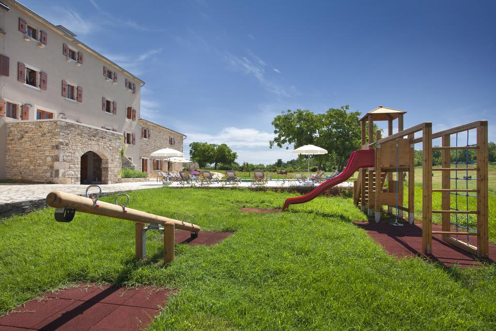 Villa Poropati, Groznjan, Istria - Luxury Countryside Estate For Up To 19 Persons - Large Pool Of 80M2 With Kids Section Extérieur photo