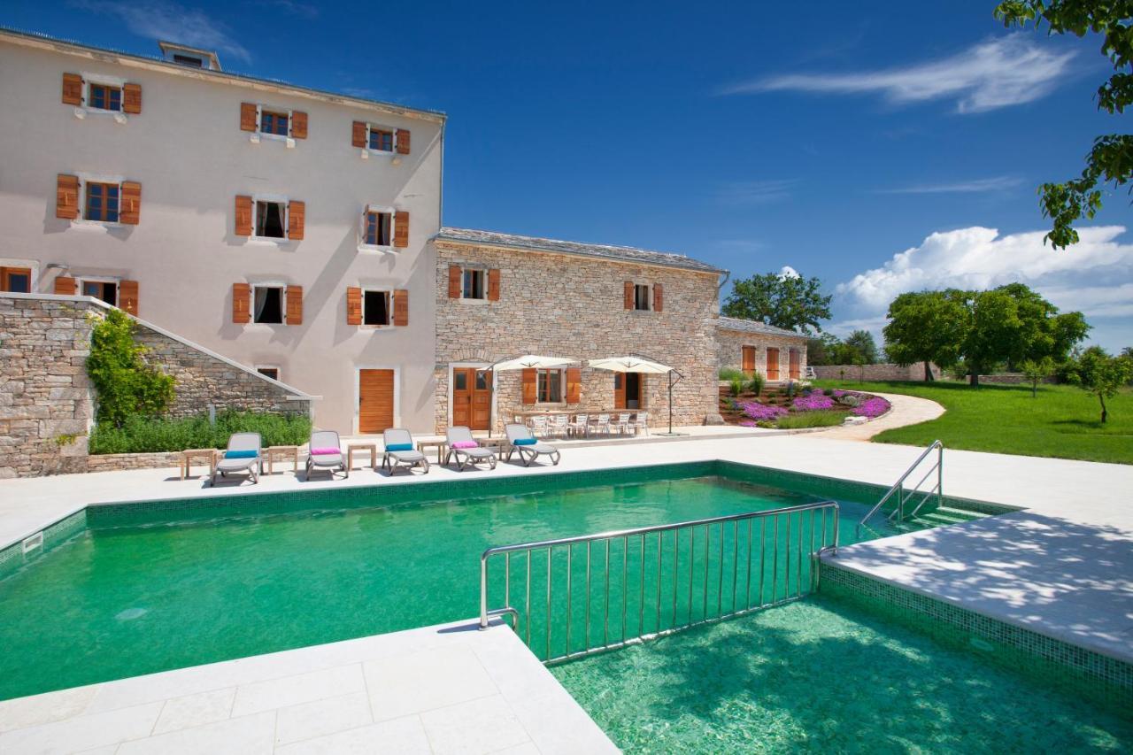 Villa Poropati, Groznjan, Istria - Luxury Countryside Estate For Up To 19 Persons - Large Pool Of 80M2 With Kids Section Extérieur photo