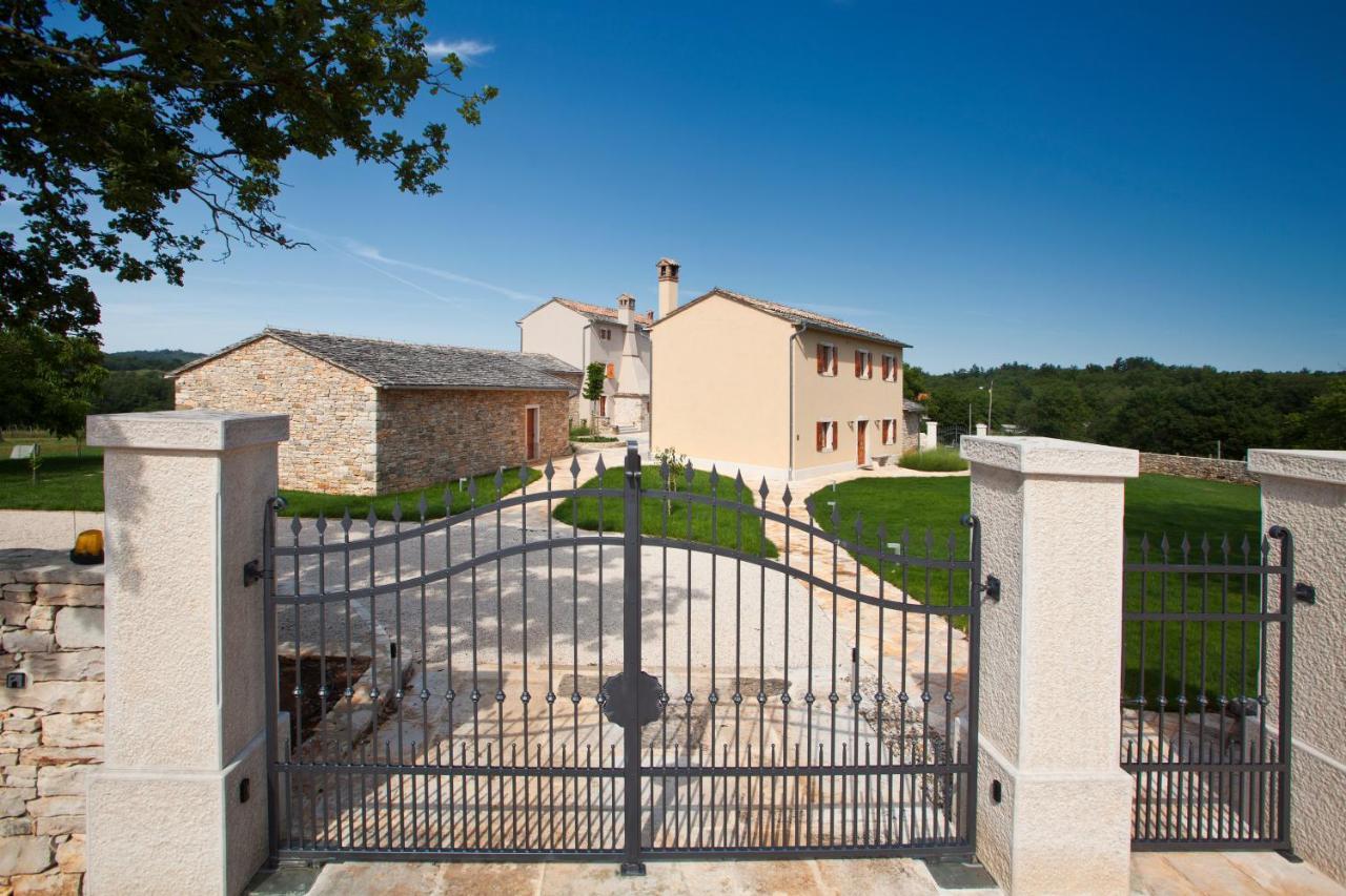Villa Poropati, Groznjan, Istria - Luxury Countryside Estate For Up To 19 Persons - Large Pool Of 80M2 With Kids Section Extérieur photo