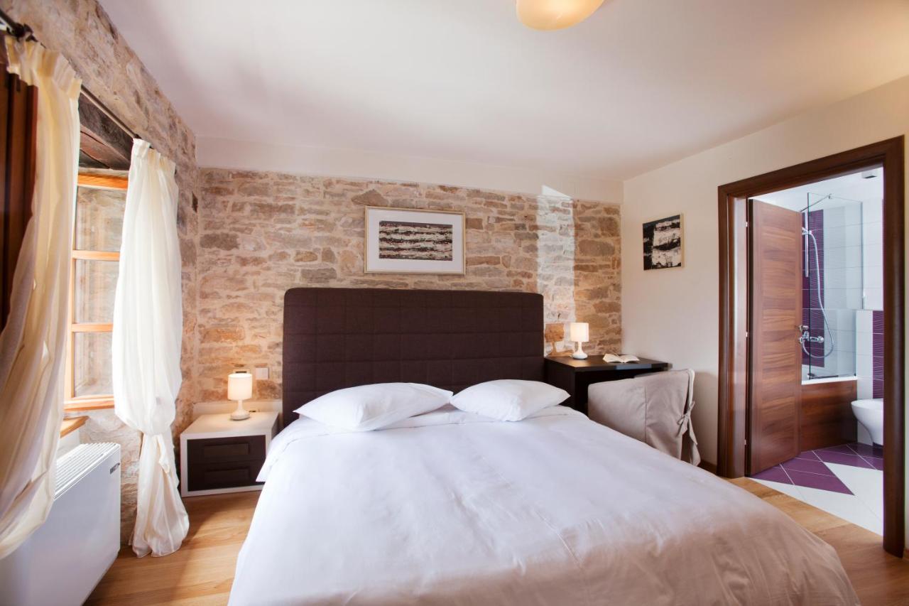 Villa Poropati, Groznjan, Istria - Luxury Countryside Estate For Up To 19 Persons - Large Pool Of 80M2 With Kids Section Extérieur photo