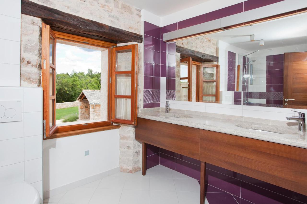 Villa Poropati, Groznjan, Istria - Luxury Countryside Estate For Up To 19 Persons - Large Pool Of 80M2 With Kids Section Extérieur photo